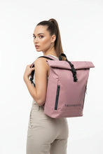 Charger l'image dans la galerie, Femme vue de profil portant un sac à dos rose TREKKERSS élégant sur fond blanc