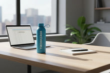 Charger l'image dans la galerie, Gourde bleue Trekkers sur bureau en bois avec ordinateur portable et carnet dans bureau moderne