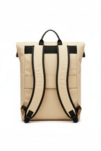 Charger l'image dans la galerie, Sac à dos beige vue arrière avec bretelles rembourrées et poignée noire