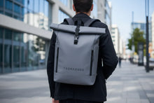 Charger l'image dans la galerie, Sac à dos urbain gris TREKKERSS porté en ville par un homme vêtu de noir