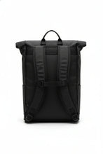 Charger l'image dans la galerie, Sac à dos noir moderne avec bretelles rembourrées et poignée, vue arrière isolée sur fond blanc