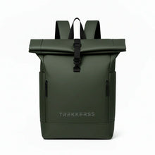 Charger l'image dans la galerie, Sac à dos rolltop vert olive avec logo Trekkerss, poches zippées latérales, design moderne