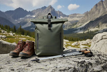 Charger l'image dans la galerie, Sac à dos vert TREKKERSS avec chaussures de randonnée marron et bâtons de marche sur un rocher en montagne