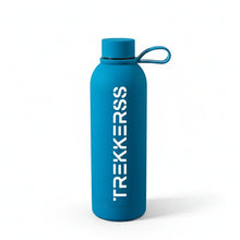 Charger l'image dans la galerie, Gourde bleue ciel TREKKERSS avec bouchon et anse, design épuré, fond blanc
