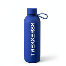 Charger l'image dans la galerie, Gourde bleu marine TREKKERSS avec bouchon et anse en silicone, design épuré
