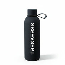 Charger l'image dans la galerie, Gourde noire TREKKERSS cylindrique avec bouchon à sangle, design épuré pour randonnée
