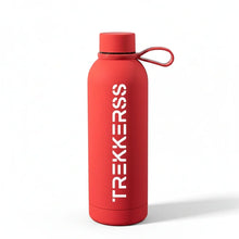 Charger l'image dans la galerie, Gourde rouge corail TREKKERSS en acier inoxydable avec bouchon et poignée sur fond blanc
