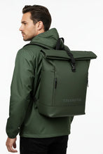Charger l'image dans la galerie, Homme portant veste K-Way verte et sac à dos vert foncé TREKKERSS sur fond blanc

