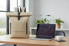 Charger l'image dans la galerie, Sac à dos beige TREKKERSS, ordinateur portable et tasse sur bureau en intérieur moderne

