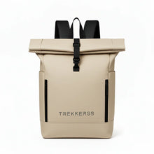 Charger l'image dans la galerie, Sac à dos rolltop beige TREKKERSS avec fermeture à clip noir et poches zippées latérales
