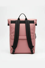 Charger l'image dans la galerie, Sac à dos rose avec bretelles noires rembourrées et poignée supérieure, vue de dos
